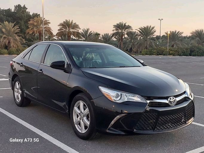Подержанный Toyota Camry VII (XV50) Рестайлинг, 2.0 л, 2015 в Шардже от Al Najem Used Cars Черный цвет. Американская | AUTO.AE