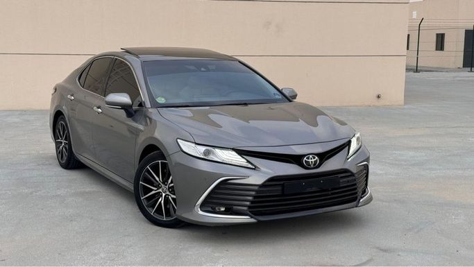 Подержанный Toyota Camry VIII (XV70) Рестайлинг, 3.5 л, 2022 в Шардже от Najm Suhail Серебристый цвет. GCC | AUTO.AE