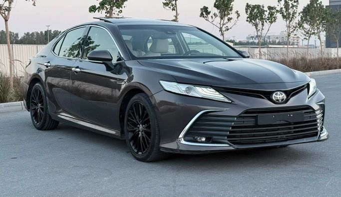 Подержанный Toyota Camry VIII (XV70) Рестайлинг, 3.5 л, 2023 в Шардже от Laqtah Used Cars Серый цвет. GCC | AUTO.AE | Объявление #272753