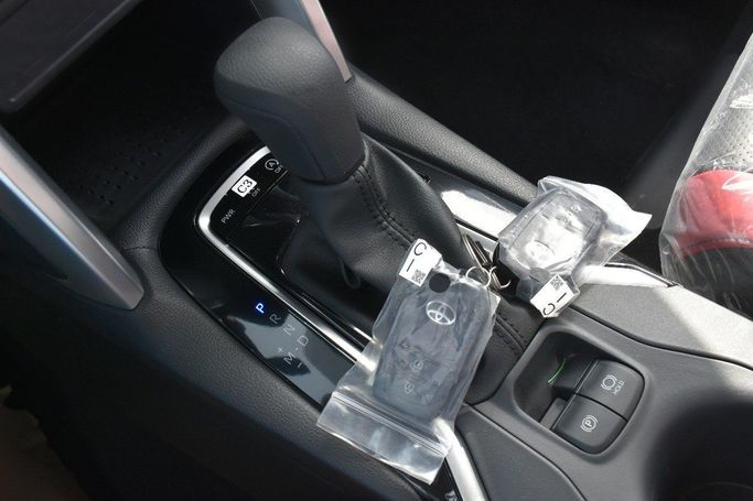 Новый Toyota Corolla Cross I, 2.0 л, 2025 в Шардже от Alfaris Used Cars Черный цвет.  | AUTO.AE