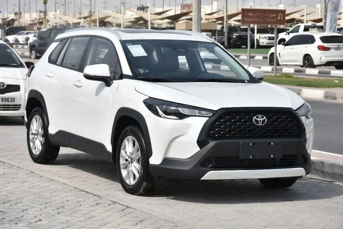 Новый Toyota Corolla Cross I, 2.0 л, 2025 в Шардже от Alfaris Used Cars Белый цвет.  | AUTO.AE
