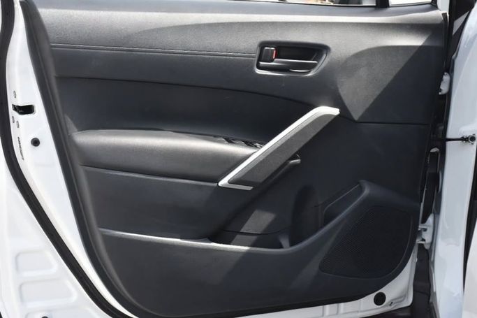 Новый Toyota Corolla Cross I, 2.0 л, 2025 в Шардже от Alfaris Used Cars Белый цвет.  | AUTO.AE
