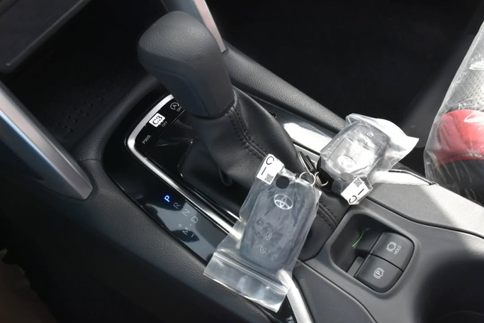 Новый Toyota Corolla Cross I, 1.8 л, 2025 в Шардже от Alfaris Used Cars Черный цвет. Other | AUTO.AE