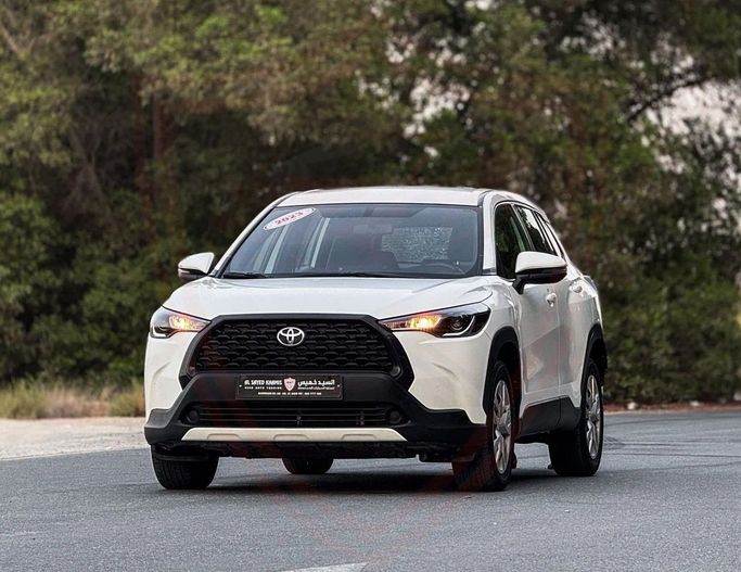 Подержанный Toyota Corolla Cross I, 1.8 л, 2023 в Шардже от Al Sayed Khamis Used Auto Trading Белый цвет. GCC | AUTO.AE