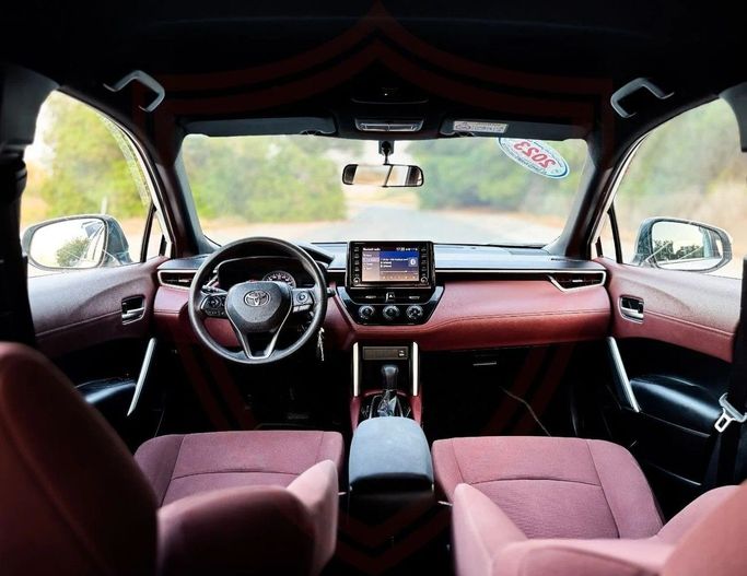 Подержанный Toyota Corolla Cross I, 1.8 л, 2023 в Шардже от Al Sayed Khamis Used Auto Trading Белый цвет. GCC | AUTO.AE