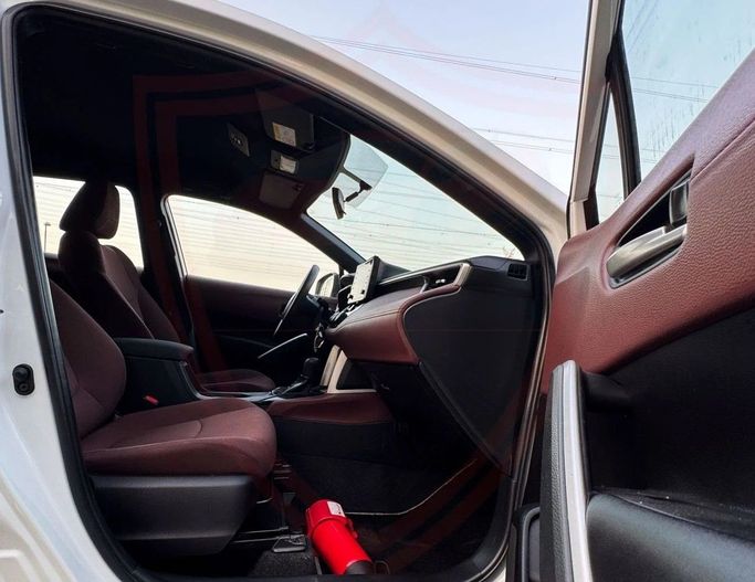 Подержанный Toyota Corolla Cross I, 1.8 л, 2023 в Шардже от Al Sayed Khamis Used Auto Trading Белый цвет. GCC | AUTO.AE