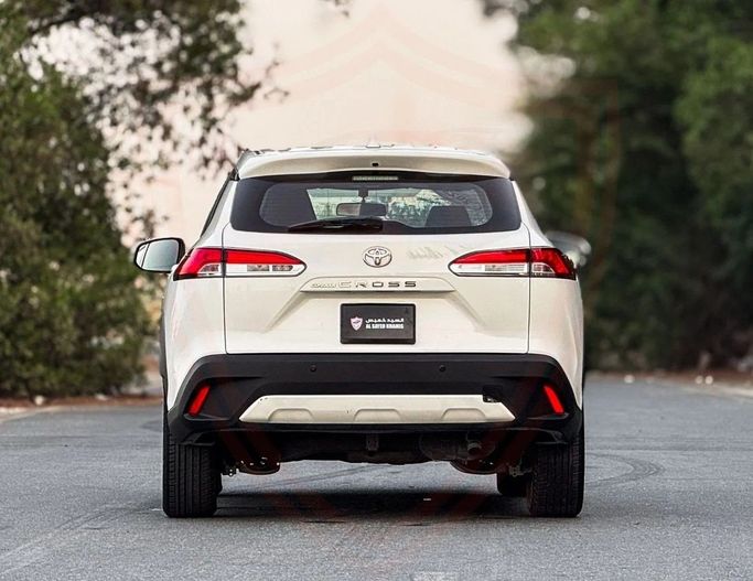 Подержанный Toyota Corolla Cross I, 1.8 л, 2023 в Шардже от Al Sayed Khamis Used Auto Trading Белый цвет. GCC | AUTO.AE