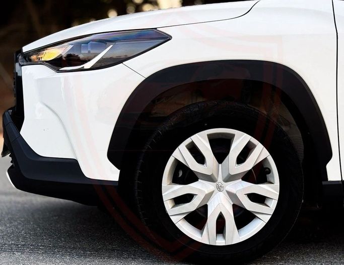 Подержанный Toyota Corolla Cross I, 1.8 л, 2023 в Шардже от Al Sayed Khamis Used Auto Trading Белый цвет. GCC | AUTO.AE