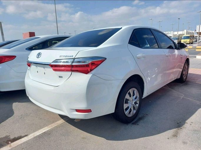 Подержанный Toyota Corolla XI (E160, E170, E180) Рестайлинг 1, 1.8 л, 2017 в Шардже от Alhamoor Used Cars Белый цвет. GCC | AUTO.AE