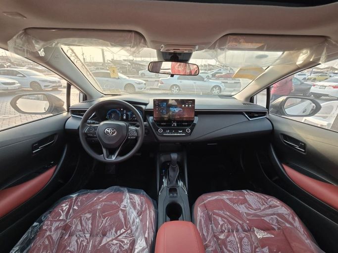 Новый Toyota Corolla Sporty XII (E210) Рестайлинг, 1.8 л, 2025 в Шардже от Rebou Najd Used Cars Белый цвет. Китайская | AUTO.AE