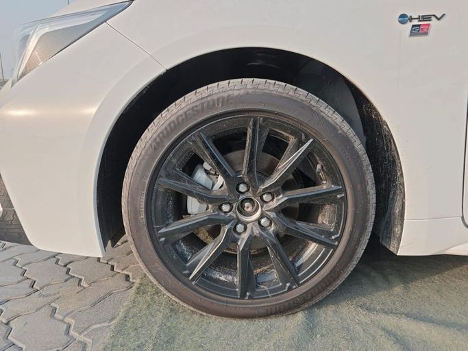 Новый Toyota Corolla Sporty XII (E210) Рестайлинг, 1.8 л, 2025 в Шардже от Rebou Najd Used Cars Белый цвет. Китайская | AUTO.AE