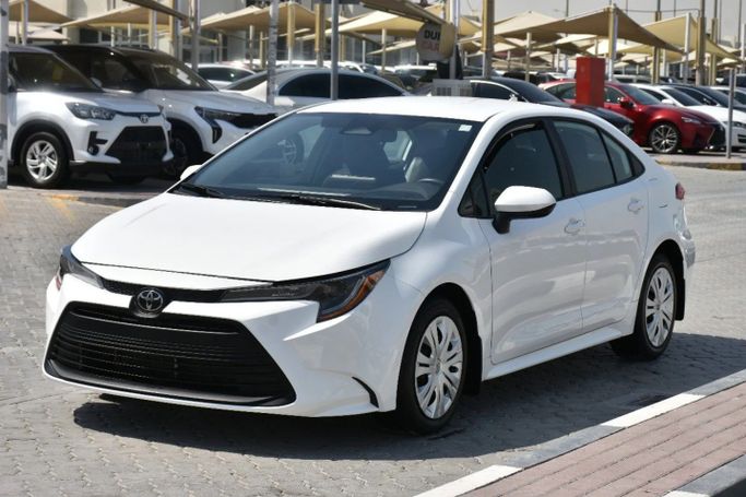 Подержанный Toyota Corolla Sporty XII (E210) Рестайлинг, 2.0 л, 2024 в Шардже от Alfaris Used Cars Белый цвет. Other | AUTO.AE