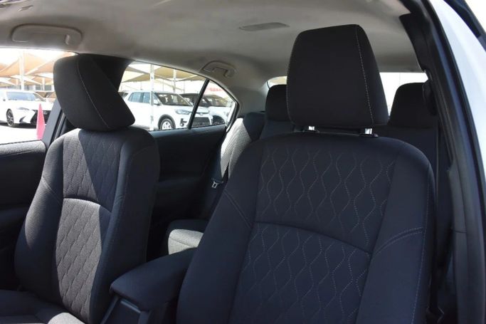 Подержанный Toyota Corolla Sporty XII (E210) Рестайлинг, 2.0 л, 2024 в Шардже от Alfaris Used Cars Белый цвет. Other | AUTO.AE