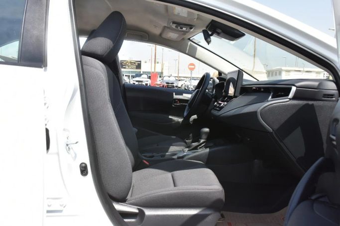 Подержанный Toyota Corolla Sporty XII (E210) Рестайлинг, 2.0 л, 2024 в Шардже от Alfaris Used Cars Белый цвет. Other | AUTO.AE