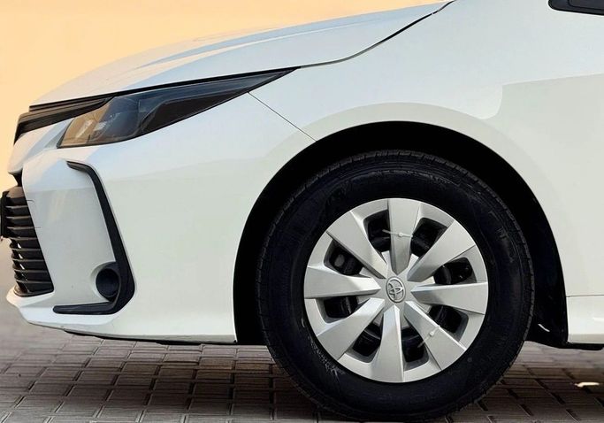 Подержанный Toyota Corolla XII (E210), 1.6 л, 2024 в Шардже от Al Sayed Khamis Used Auto Trading Белый цвет. GCC | AUTO.AE