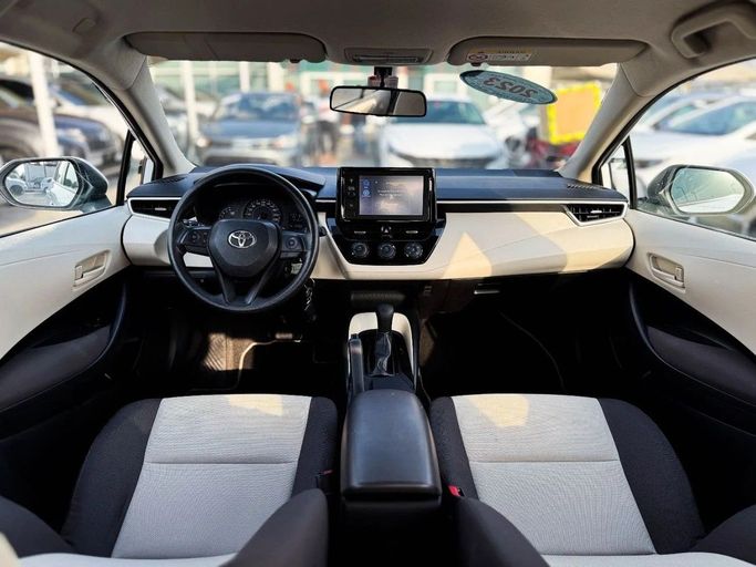 Подержанный Toyota Corolla XII (E210), 1.6 л, 2023 в Шардже от Al Sayed Khamis Used Auto Trading Белый цвет. GCC | AUTO.AE