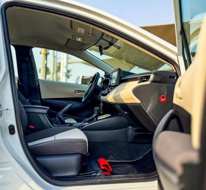 Подержанный Toyota Corolla XII (E210), 1.6 л, 2023 в Шардже от Al Sayed Khamis Used Auto Trading Белый цвет. GCC | AUTO.AE