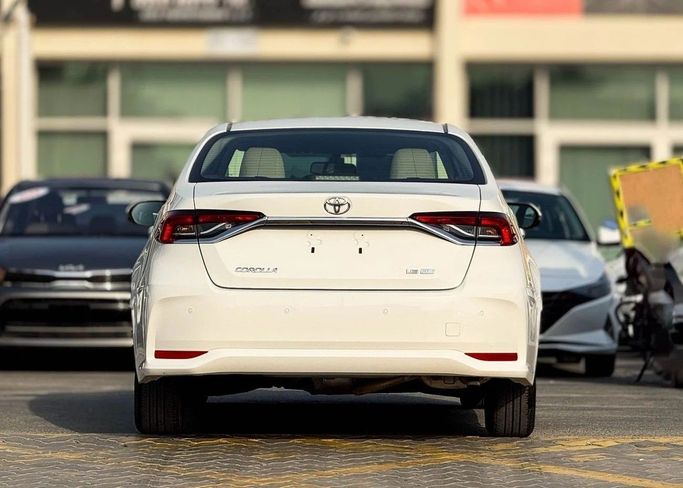 Подержанный Toyota Corolla XII (E210), 1.6 л, 2023 в Шардже от Al Sayed Khamis Used Auto Trading Белый цвет. GCC | AUTO.AE