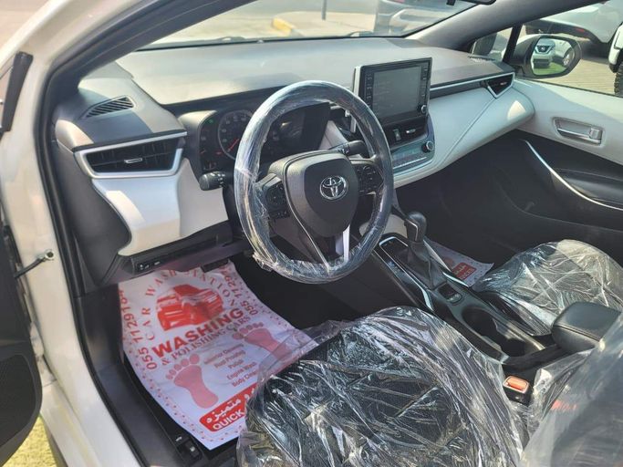 مستعملة Toyota Corolla Axio عملية شد الوجه XI (E160، E170) 2, 1.5 l, 2020 في في الشارقة، اللون أبيض. المواصفات الأمريكية | AUTO.AE