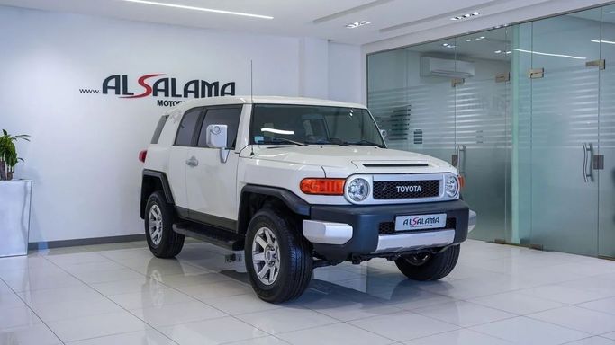 Подержанный Toyota FJ Cruiser, 4.0 л, 2020 в Шардже от Alsalama Motors Белый цвет. GCC | AUTO.AE
