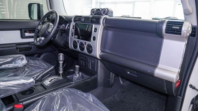 Подержанный Toyota FJ Cruiser, 4.0 л, 2020 в Шардже от Alsalama Motors Белый цвет. GCC | AUTO.AE