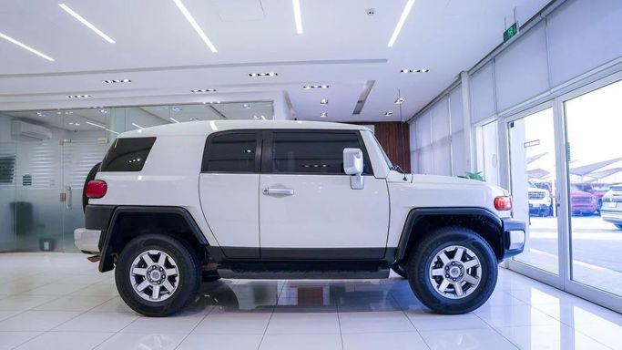 Подержанный Toyota FJ Cruiser, 4.0 л, 2020 в Шардже от Alsalama Motors Белый цвет. GCC | AUTO.AE