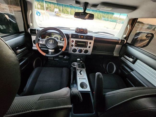 Подержанный Toyota FJ Cruiser, 4.0 л, 2013 в Шардже от Nassem Al Sham Used Cars Бежевый цвет. GCC | AUTO.AE