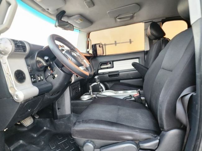 Подержанный Toyota FJ Cruiser, 4.0 л, 2013 в Шардже от Nassem Al Sham Used Cars Бежевый цвет. GCC | AUTO.AE