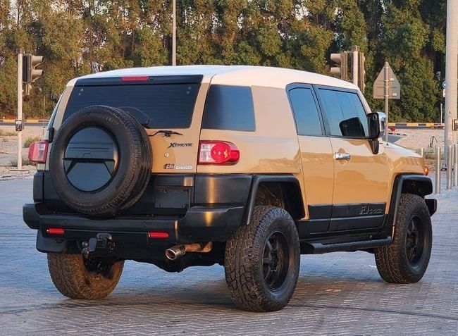Подержанный Toyota FJ Cruiser, 4.0 л, 2013 в Шардже от Nassem Al Sham Used Cars Бежевый цвет. GCC | AUTO.AE