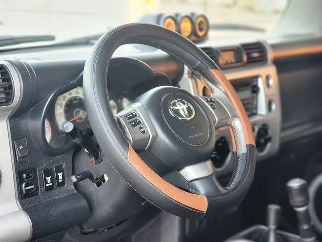 Подержанный Toyota FJ Cruiser, 4.0 л, 2013 в Шардже от Nassem Al Sham Used Cars Бежевый цвет. GCC | AUTO.AE