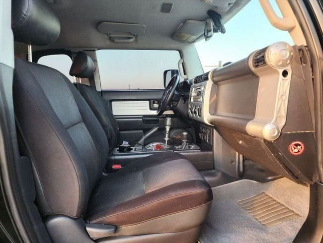 Подержанный Toyota FJ Cruiser, 4.0 л, 2010 в Шардже от Nassem Al Sham Used Cars Черный цвет. GCC | AUTO.AE