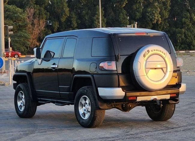 Подержанный Toyota FJ Cruiser, 4.0 л, 2010 в Шардже от Nassem Al Sham Used Cars Черный цвет. GCC | AUTO.AE