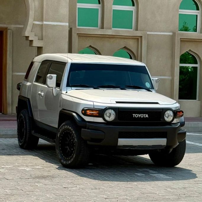 Подержанный Toyota FJ Cruiser, 4.0 л, 2008 в Шардже от Sarmad Cars Белый цвет. Other | AUTO.AE