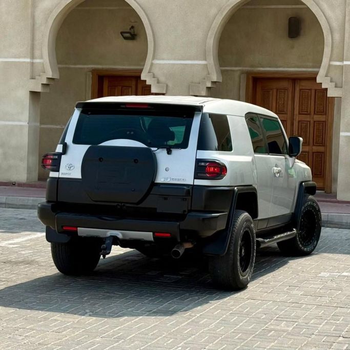Подержанный Toyota FJ Cruiser, 4.0 л, 2008 в Шардже от Sarmad Cars Белый цвет. Other | AUTO.AE
