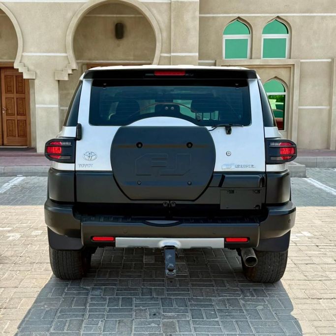 Подержанный Toyota FJ Cruiser, 4.0 л, 2008 в Шардже от Sarmad Cars Белый цвет. Other | AUTO.AE