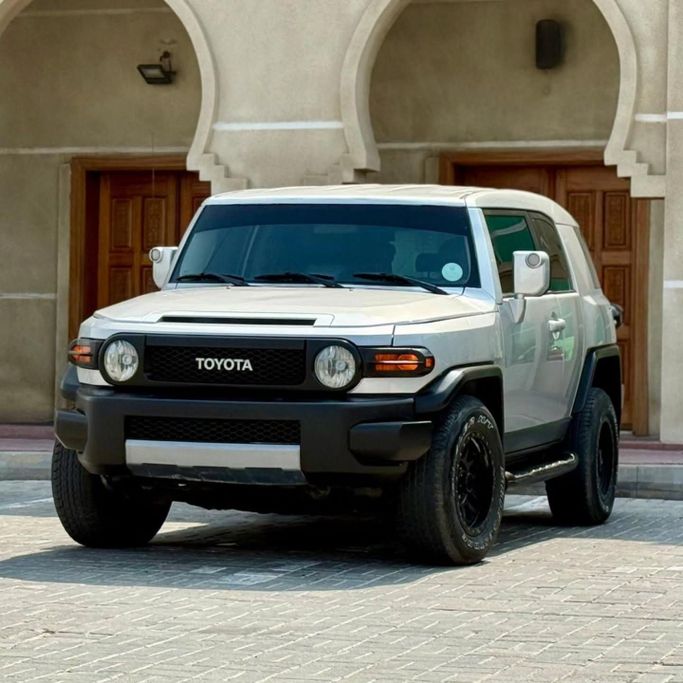 Подержанный Toyota FJ Cruiser, 4.0 л, 2008 в Шардже от Sarmad Cars Белый цвет. Other | AUTO.AE