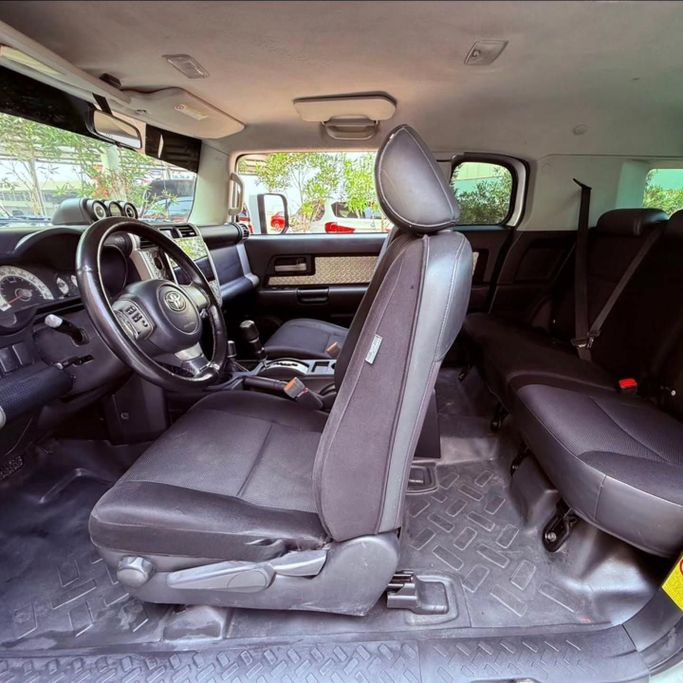 Подержанный Toyota FJ Cruiser, 4.0 л, 2008 в Шардже от Sarmad Cars Белый цвет. Other | AUTO.AE