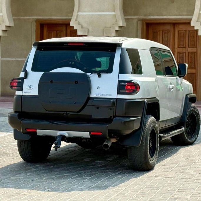Подержанный Toyota FJ Cruiser, 4.0 л, 2008 в Шардже от Sarmad Cars Белый цвет. Other | AUTO.AE