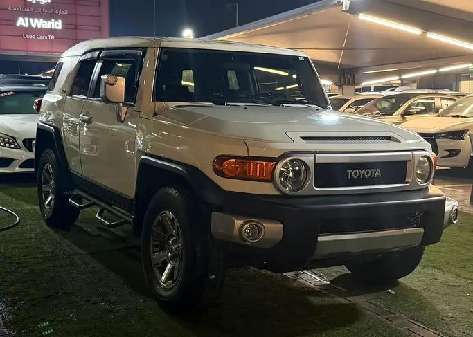 Подержанный Toyota FJ Cruiser, 4.0 л, 2015 в Шардже от AL WARID USED CARS Белый цвет. GCC | AUTO.AE