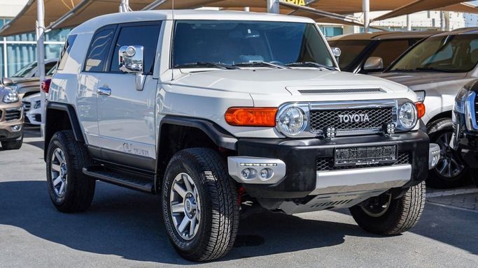 Used Toyota FJ Cruiser, 4.0 l, 2013 in Sharjah by Almalakyah Cars, White color. GCC Specs | AUTO.AE | Listing #267533