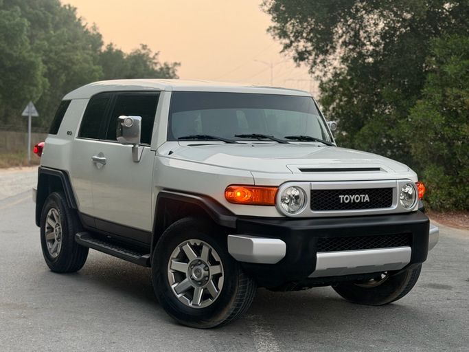 مستعملة ⁦Toyota FJ Cruiser، 4.0 l، 2014⁩ في في الإمارات, الشارقة من Najm Suhail، اللون أبيض. مواصفات الخليج | AUTO.AE | إعلان #291414