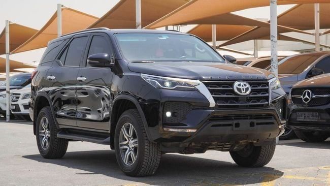 Подержанный Toyota Fortuner II Рестайлинг, 4.0 л, 2024 в Шардже от Alnujoom Al Malakiah Used Cars Черный цвет. GCC | AUTO.AE
