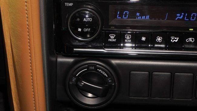 Подержанный Toyota Fortuner II Рестайлинг, 4.0 л, 2024 в Шардже от Alnujoom Al Malakiah Used Cars Черный цвет. GCC | AUTO.AE