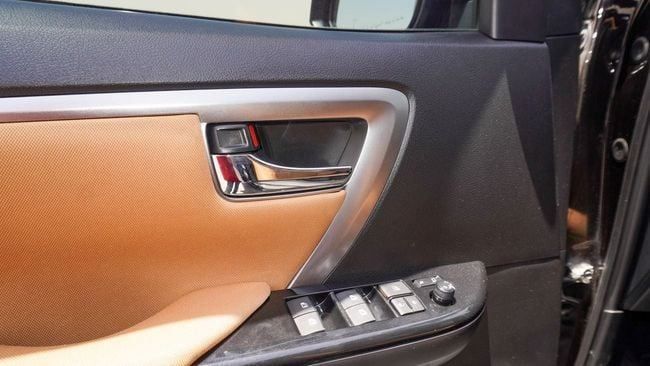 Подержанный Toyota Fortuner II Рестайлинг, 4.0 л, 2024 в Шардже от Alnujoom Al Malakiah Used Cars Черный цвет. GCC | AUTO.AE