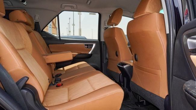 Подержанный Toyota Fortuner II Рестайлинг, 4.0 л, 2024 в Шардже от Alnujoom Al Malakiah Used Cars Черный цвет. GCC | AUTO.AE