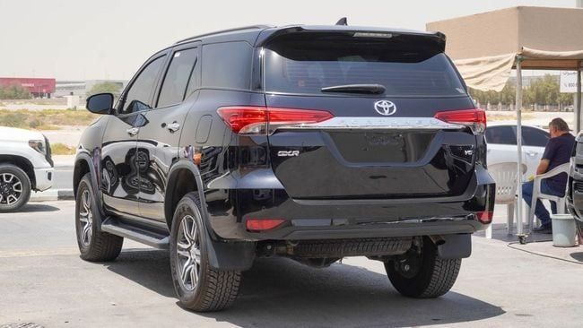 Подержанный Toyota Fortuner II Рестайлинг, 4.0 л, 2024 в Шардже от Alnujoom Al Malakiah Used Cars Черный цвет. GCC | AUTO.AE