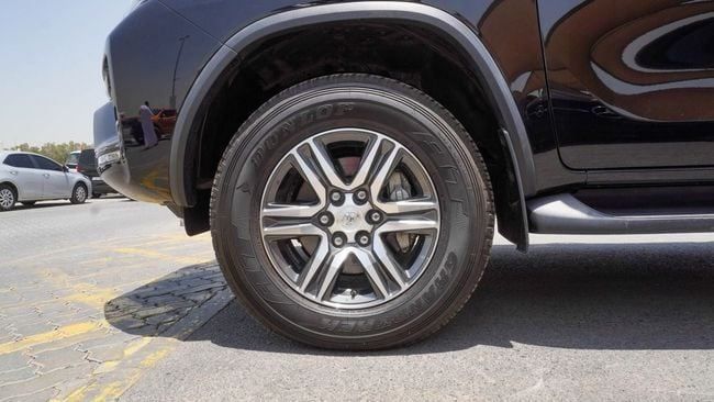 Подержанный Toyota Fortuner II Рестайлинг, 4.0 л, 2024 в Шардже от Alnujoom Al Malakiah Used Cars Черный цвет. GCC | AUTO.AE