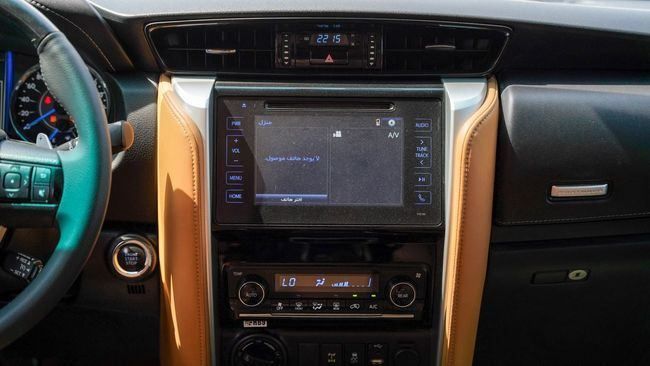 Подержанный Toyota Fortuner II, 2.7 л, 2017 в Шардже от Alnujoom Al Malakiah Used Cars Белый цвет. GCC | AUTO.AE