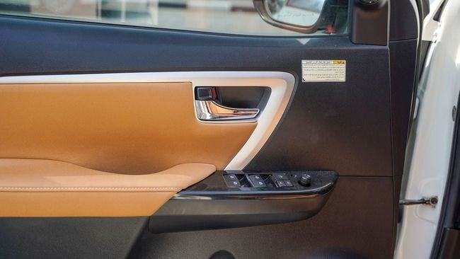 Подержанный Toyota Fortuner II, 2.7 л, 2017 в Шардже от Alnujoom Al Malakiah Used Cars Белый цвет. GCC | AUTO.AE