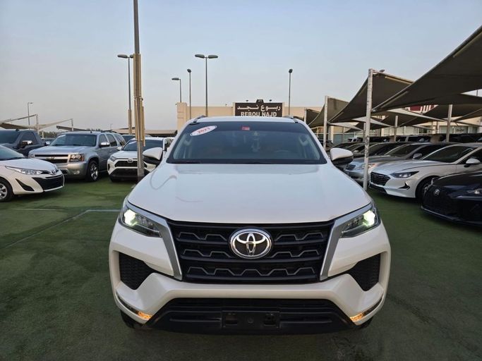 Used Toyota Fortuner II Facelift, 2.7 l, 2023 in Sharjah by Rebou Najd Used Cars, White color. GCC Specs | AUTO.AE